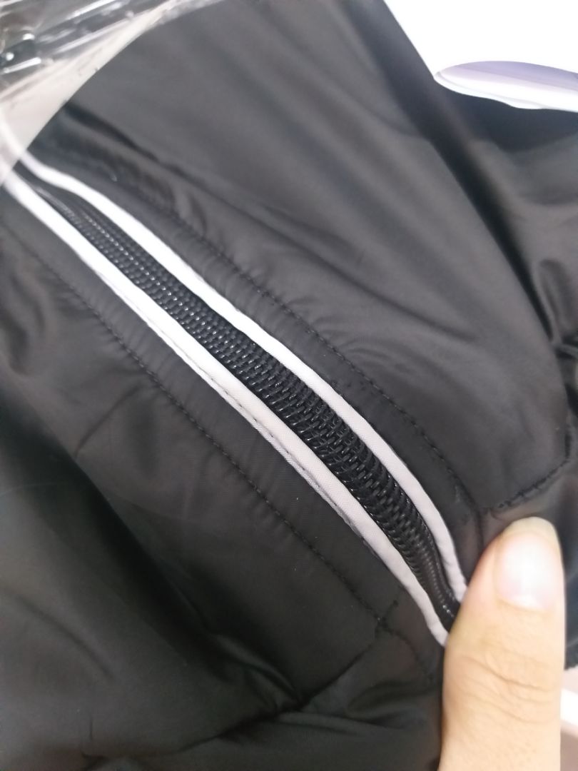 Rất là ưng luôn,giao hàng đúng hẹn nữa, sẽ đặt mua thêm 1 cái nữa, thử đổ 1 ít nước thì thấy ko thấm vô trong, ko biết mưa to thì có thấm ko nữa, nhưng nói chung là ko thể chê vào đâu ý