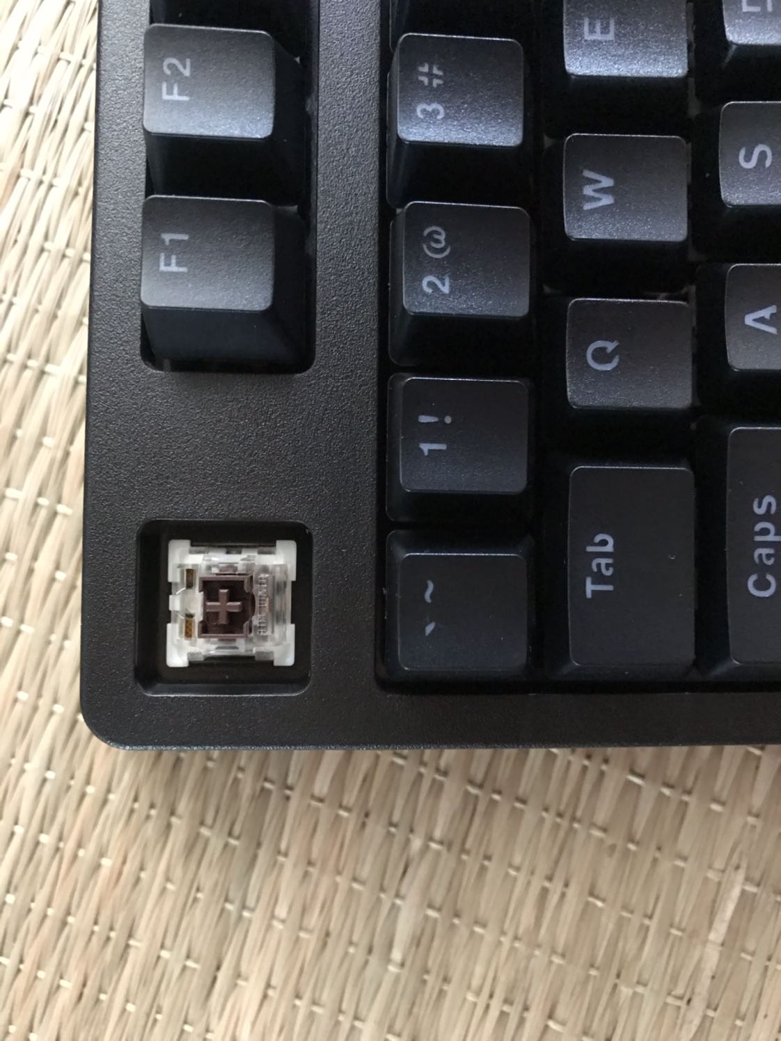 Giao hàng nhanh, shipper thân thiện, Tiki chỉ gói nilon ở ngoài chứ ko đóng hộp. Hàng có bị rơi móp một bên hộp nhưng ko sao. Trong hộp có kèm theo keypuller dạng O ring. Mình đặt brown switch và shop giao đúng. Cảm nhận đầu tiên là bàn phím nặng, chắc chắn, cầm rất đầm tay. Trong quá trình sử dụng sẽ phản hồi thêm. Cho 5 sao ủng hộ tiki vì giao hàng nhanh!