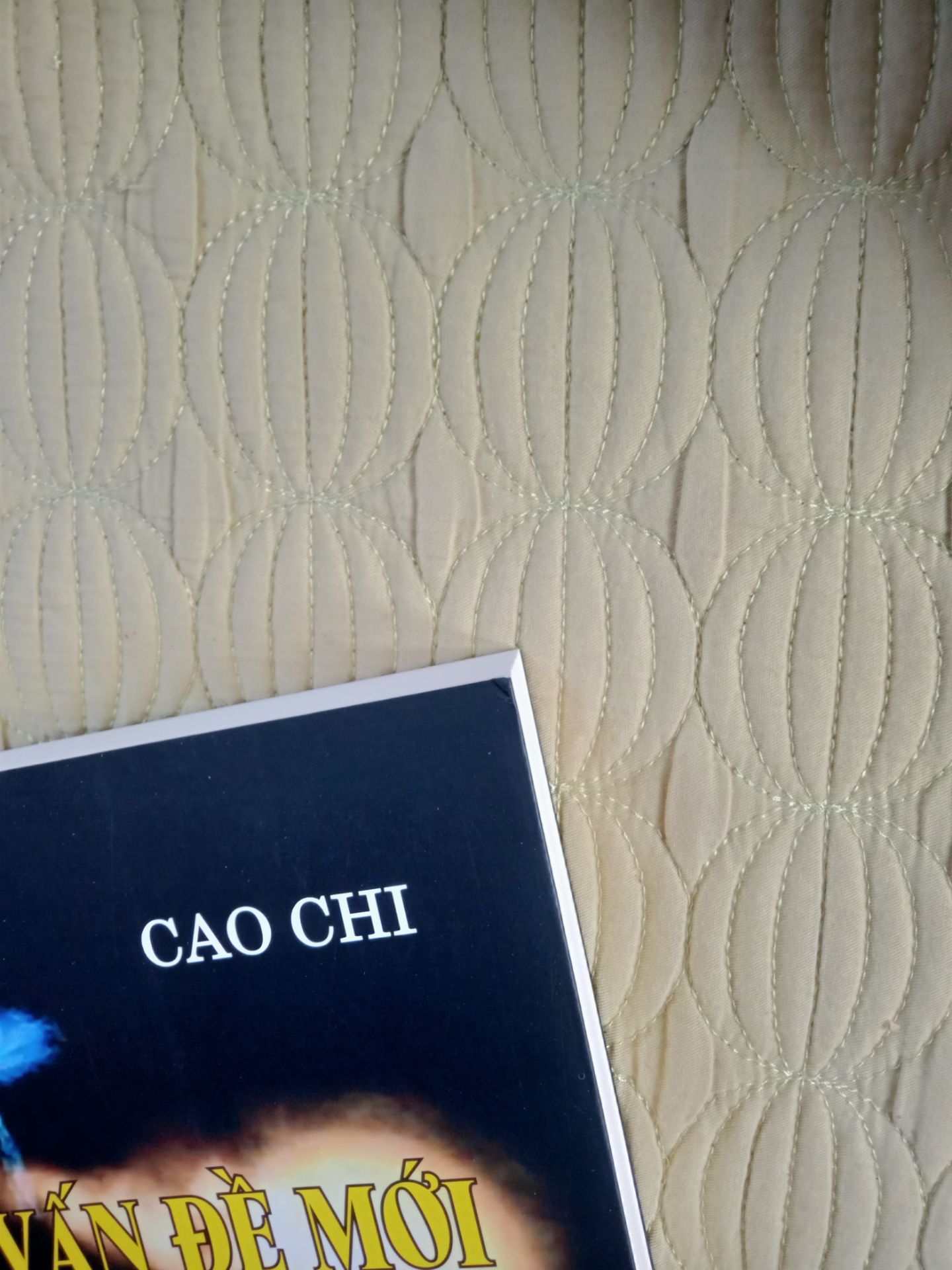 Sách đẹp, cạnh trên góc phải bìa sách bị gập chút. Giao hàng J&T trễ 1 ngày