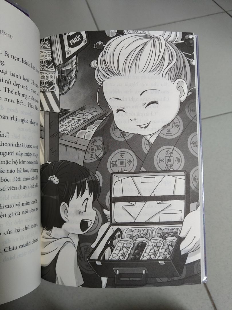Hy vọng là Nhã Nam ko để drop bộ này. Truyện nhẹ nhàng, nội dung hài hước, thú vị với bà chủ bí ẩn cùng đủ loại bánh kẹo kì lạ, ma quái. Quyển ny khá mỏng, có nhiều trang vẽ minh hoạ dễ thương lắm nên đọc cái vèo là hết rồi. Đợi hoài chưa thấy full bộ nên quyết mua lun ?