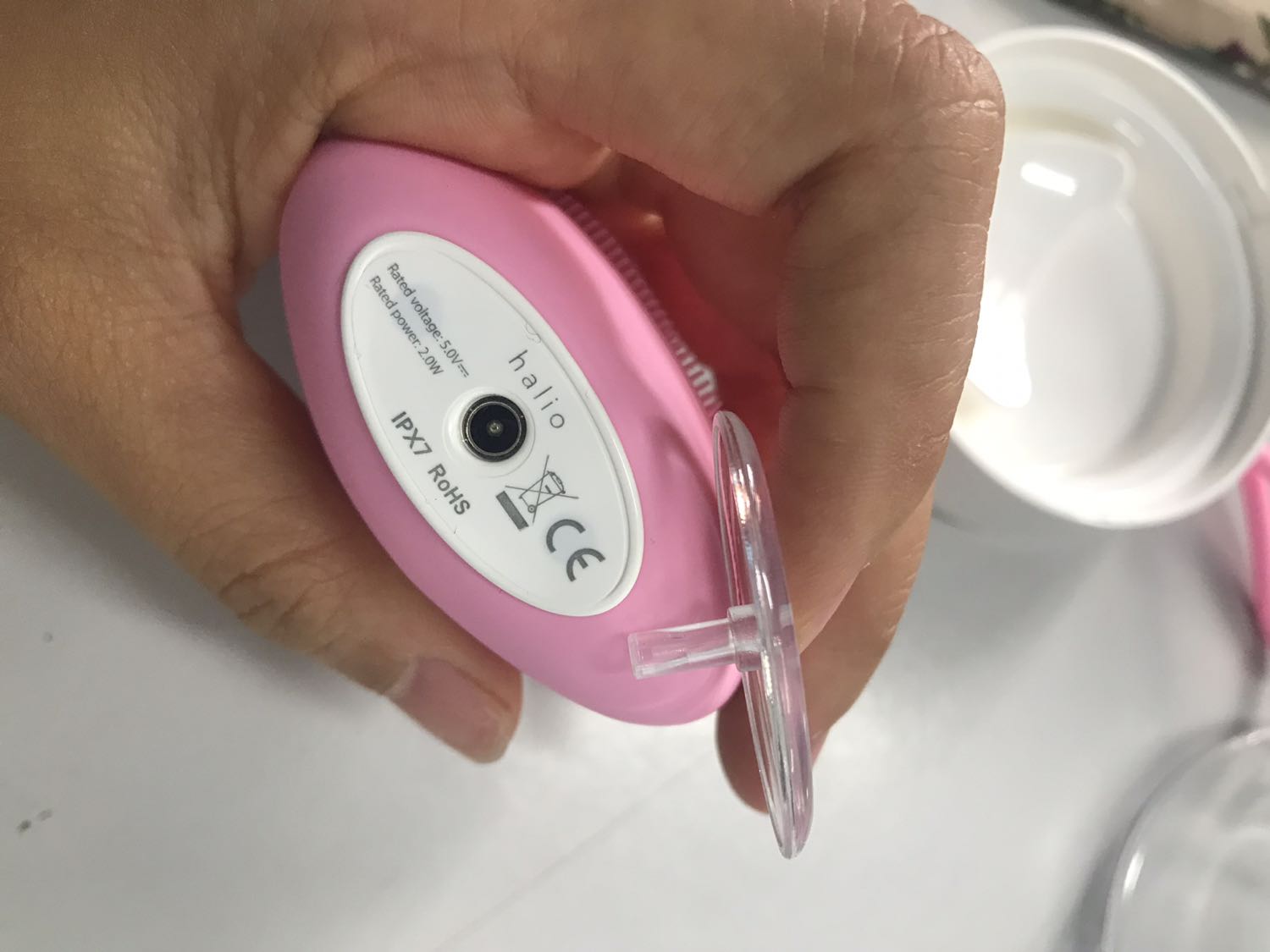 Hộp sp bị móp méo tuy nhiên sp bên trong rất may không vấn đề gì. Máy nằm gọn trong lòng bàn tay. Mình không ưng phần thiết kế nắp sạc, nhựa đóng không chắc chắn và dễ bị vỡ nếu ko rất nhẹ tay lựa lấy ra. Cá nhân mình vẫn thích nắp che chân sạc như halio đời trc hơn. Đúng là dành cho da nhạy cảm các đầu silion kt nhỏ nên sờ siêu mềm.