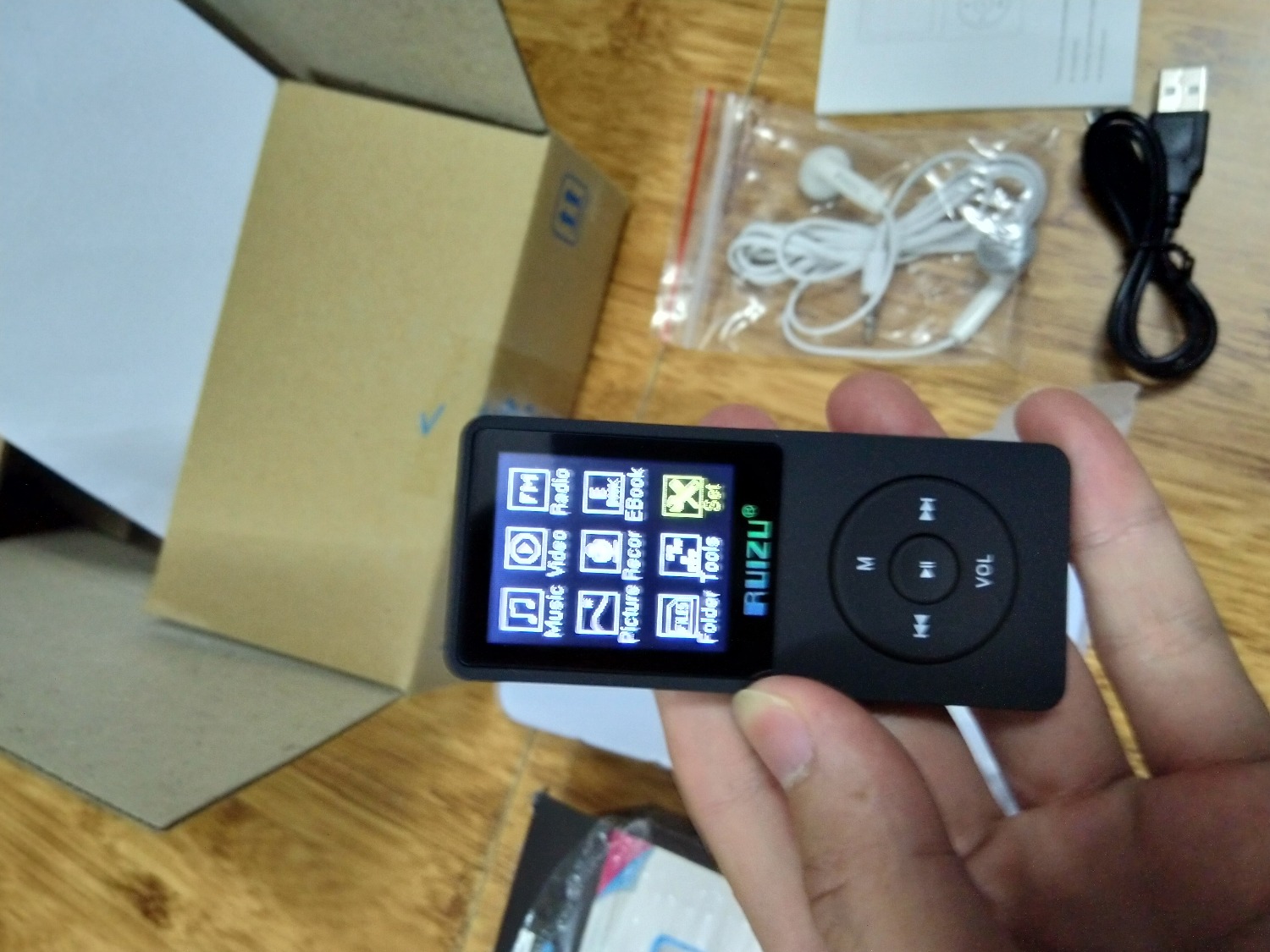 Cảm nhận đầu tiên là máy gia công tốt, phù hợp với giá tiền. Nhận hàng còn nguyên seal và được bóc tem ^_^.
- Về chất lượng SP: Nghe nhạc hay, hỗ trợ file Lossless. Pin khỏe (nghe 2 ngày vẫn còn pin). Nhiều tính năng.
- Về đóng gói: Tiki đóng gói cẩn thận, đẹp, nhân viên giao hàng chu đáo.
- Về Bảo hành: Thiếu thông tin của NCC...