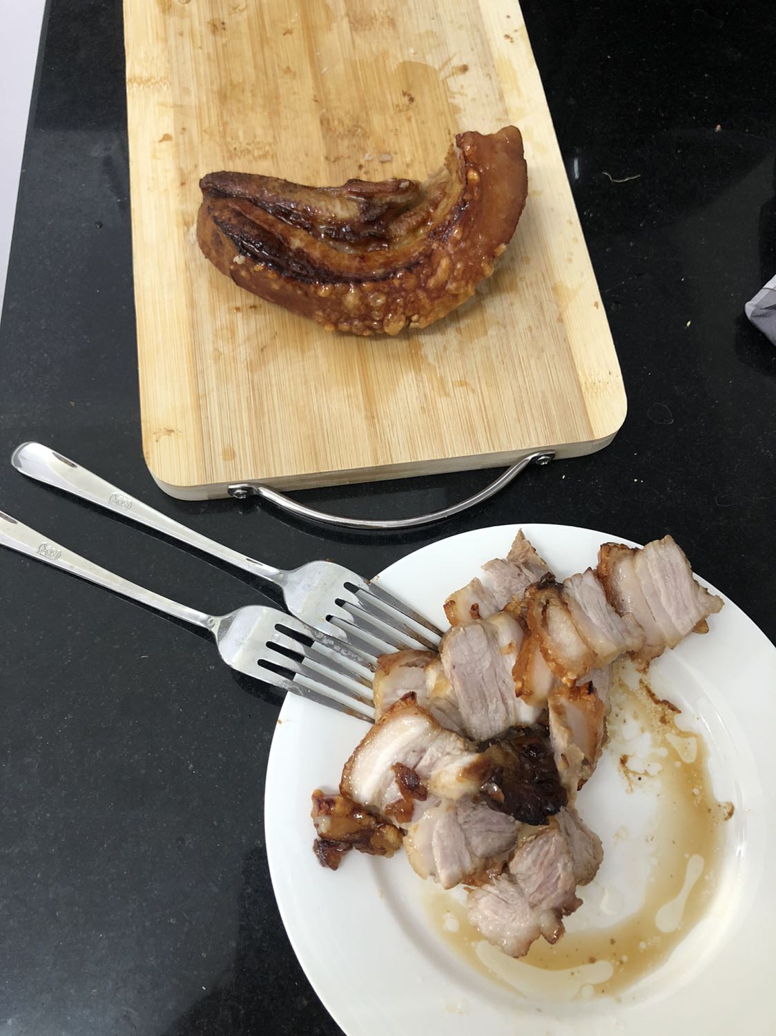 Đúng là sản phẩm nên có trong mỗi căn bếp, giải phóng sức lao động. Bạn có thể làm được rất nhiều món mà ko phải đứng canh nấu. Tiết kiệm thời gian. Quá tiện dụng luôn. Nồi này nguyên lý là nướng, mình dùng nướng khoai, làm thịt quay ... rất ngon ngọt, ko bị khô.
Phillips thì số 1 trong dòng nồi chiên rồi, độc quyền với công nghệ turbo cánh quạt nướng 2 chiều ko cần trở đồ ăn giống như các hãng nồi chiên khác. Thức ăn nấu bằng nồi này cũng ngon hơn.
Mình cũng dùng nồi này để làm nóng thức ăn cần nóng giòn.