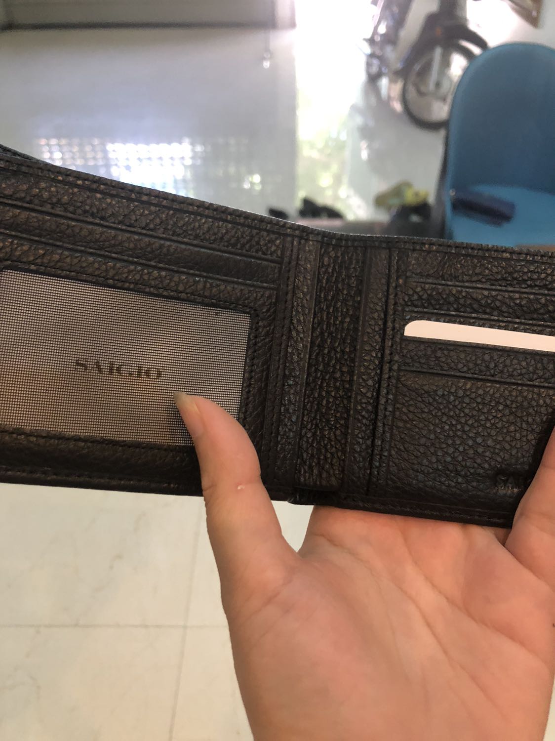 Ví đẹp mềm mại, ví sang trọng đựng trong hộp sang trọng, thật tuyệt.