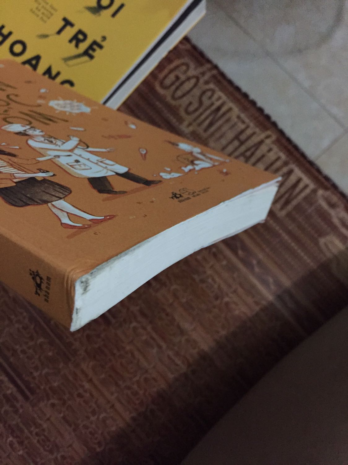 Mong tiki lần sau đóng gói hàng nên cho sách vào trong cái nilong rồi mới cho vào hộp, tránh ướt mưa ntn. Nhân viên giao hàng thái độ rất khó chịu, t2 giao mh k nhận đc  nên mh hẹn t3, cái này đó tiki dự kiến t6. N khi mh nói " a chu y lần sau đừng làm ướt bọc hàng" thì nói "ai bảo lưu kho làm ci, khi gọi nhận liền đi". Lưu kho là có quyền làm ướt bọc hàng của khách hàng ừ. Mong tiki chú ý lần sau ạ