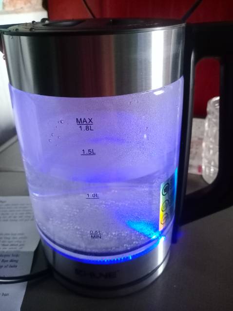 Vừa nhận được hàng, thân ấm bằng thủy tinh, khi nấu có đèn led nhìn đẹp, có vạch chỉ mực nước, nắp đậy tiện lợi, có lưới chống cặn, tay cầm dễ dàng, thân ấm xoay 360 độ. Nấu thử,  sôi trong 5p, phiếu bảo hành 24 tháng. Tầm giá tiền 293k thì rất hài lòng với sản phẩm.hi vọng bền .