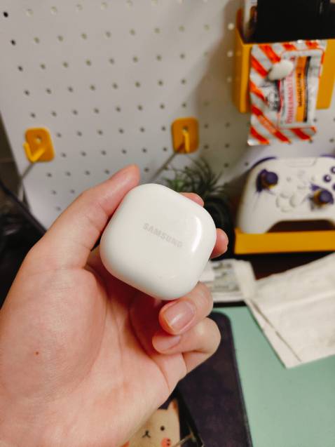 Mới dùng vài ngày thấy khá ổn. Case đóng mở đầm chắc hơn mấy mẫu cũ tầm 5-600k của mình. Chất lượng âm thì mình tai trâu với cũng ko nghe nhạc đập giật gì nên thấy tốt :v đợi lúc nào thử lâu lâu rồi update sau. 
À có app chỉnh eq đầy đủ cho đt Android khác ngoài Samsung nhé, có cả gesture.
Ngạc nhiên nhất là đồ samsung trên tiki tính ra rẻ phết dù ko phải đợt sale, mấy sàn khác hoặc bên cửa hàng toàn gần 800k đến 1m