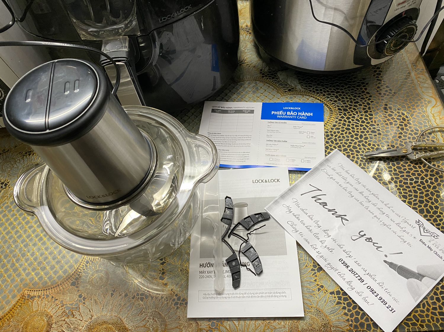 Sản phẩm đẹp và chắc chắn, shop đóng gói cẩn thận và có cả thư cảm ơn, phiếu bảo hành chính hãng. Nhưng làm sao đăng ký bảo hành vậy shop? Vì không thấy shop điền thông tin gì trên phiếu.