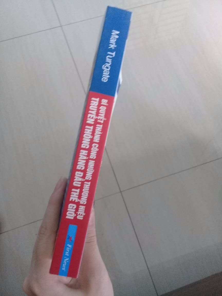 Mình đã thấy nó từ hồi tháng 3,tự dặn lòng đỗ Ngoại Giao ngành Truyền thông hoặc Quan hệ quốc tế rồi sẽ mua, cơ mà ngày mai mới biết đỗ ngành nào ahihi. Sách dày, mực in tốt,  nội dung thì không chê vào đâu được.
Có lẽ do sách này xuất bản khá lâu rồi nên khi đặt tiki thì phải chờ tận 5 ngày, bìa sau của sách giống như kiểu bị dịch chuyển nhiều quá nên bị xước, bên trong sách có vài chỗ bị ố tuy không ảnh hưởng lắm nhưng hơi buồn :(