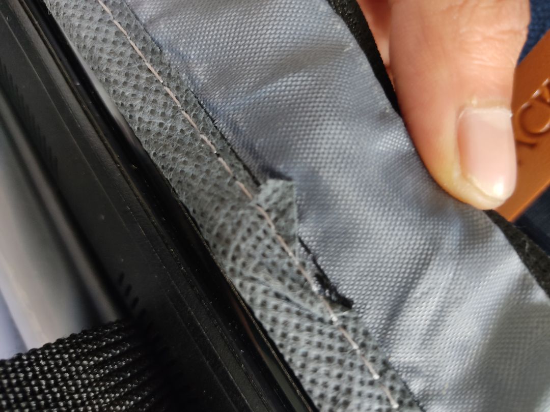 Cặp cũng bình thường không có gì đặt biệt , from cặp hơi nhăn . Không may vuông vức , lớp mút đệm bên trong khá mỏng . Điểm nổi bật được 3 ngăn chính , 4 ngăn phụ . Màu sắc đẹp nhưng đường chỉ may và gia công khá tệ , bị lỗi đường may như trên ảnh mình chụp , chưa thực sự xứng đáng với số tiền bỏ ra . Nói chung cho 4* vì sự cố gắng của nhà sản xuất , nhưng chân thành thì khuyên anh em làm văn phòng hay đi gặp đối tác mang cái cặp này đựng tài liệu để gặp khách hàng thì nên chọn sản phẩm khác ?