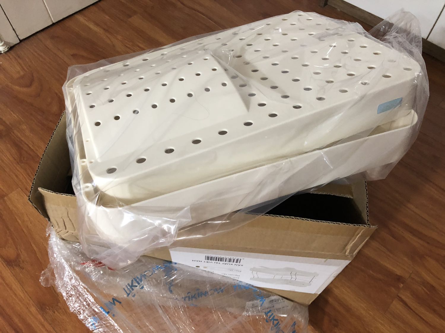 Giao lần 1: đặt 2 kệ di động thông minh được 2 kệ chén bát. Gọi tiki, rất thân thiện cho ng lấy lại sp để đổi.
Giao lần 2: Sau khi lấy 2 kệ chén bát về, 3 ngày sau nhận tin báo giao hàng, nhờ ng nhận hộ. Tối về xem ngã ngửa vì vẫn nhận được 2 kệ chén bát. Chờ 10 ngày 2 kệ di động được 2 kệ chén bát. E cũng chịu rồi.