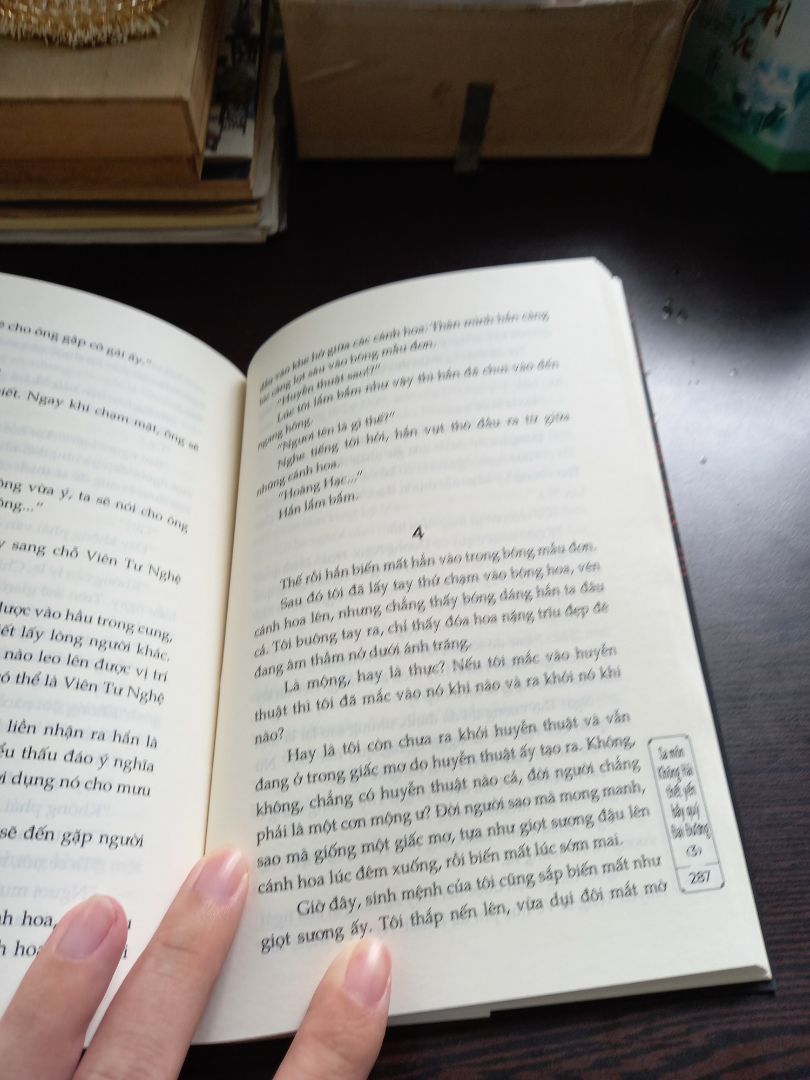 Cuốn tiểu thuyết ly kỳ, càng đọc càng bị lôi cuốn luôn đó! Những tình tiết luôn gây cho người đọc sự tò mò, phải nói tác giả cực kỳ xuất sắc, thêm dịch giả cũng hết sức khéo léo, tỉ mẩn! Mùa dịch mà Tiki làm việc cũng tốc độ cho 5 sao! Một tập truyện nên đọc nha mọi người!