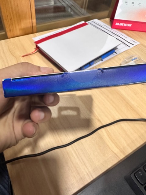 Thấy phần seal phía dứoi có vẻ giống bốc ra rồi