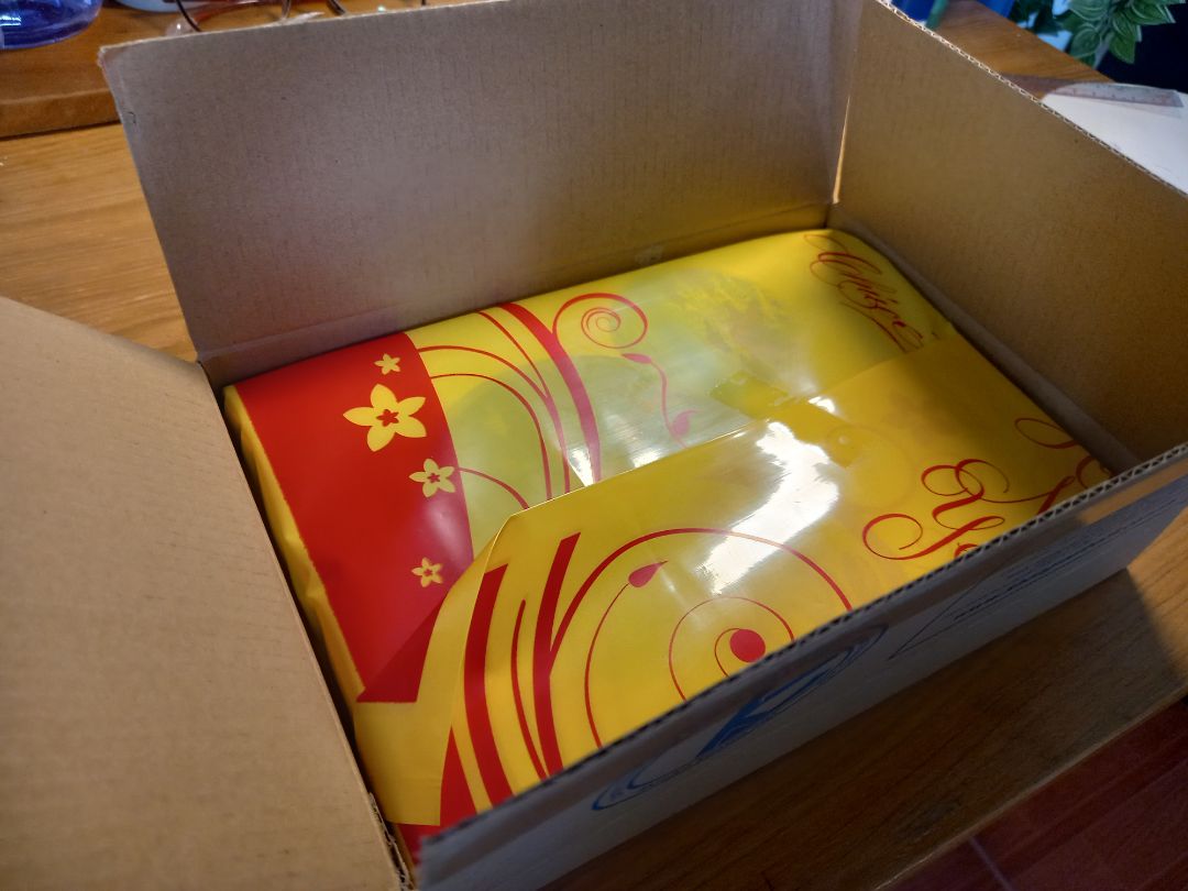 sách giao hàng nhanh, đóng gói cẩn thận và đẹp, sạch sẽ; mua 2 quyển được tặng thêm một quyển vở nhỏ để ghi chép