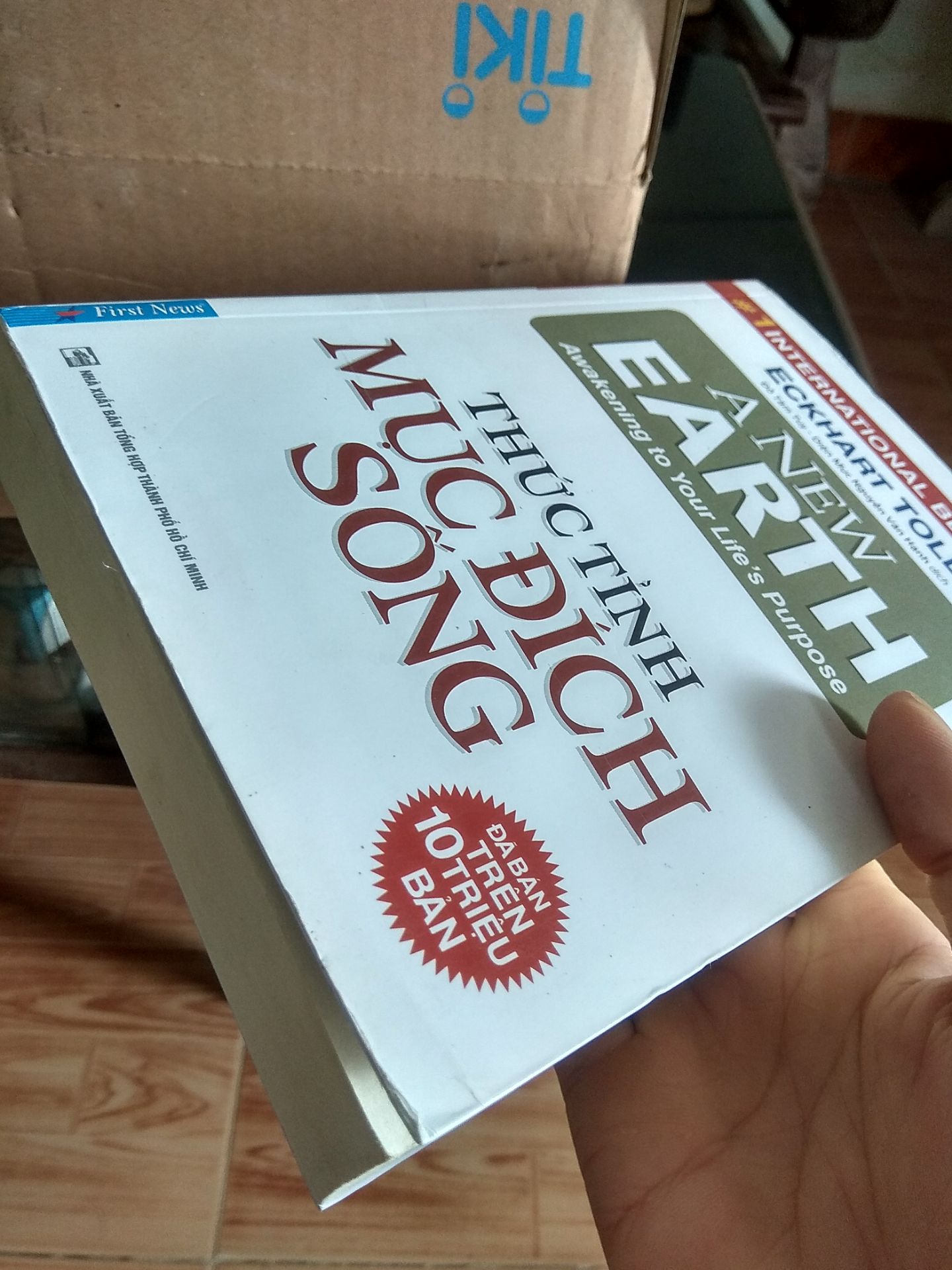 Mua 2 quyển sách mà Tiki đặt trong cái thùng to bằng nửa thùng mì tôm, sách này thì khá nhẹ nên bị méo chút góc do quăng quật làm mất thẩm mỹ . Sách nhẹ , giấy vàng đọc khá dịu mắt , giao hàng sớm hơn hẳn 2 ngày . Nói chung là ổn