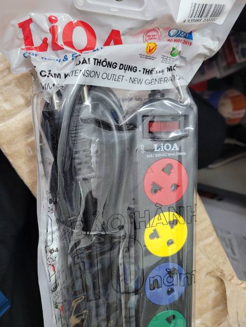 Thiết kế đẹp, chân cắm chắc chắn, có nắp xoay lạ mắt