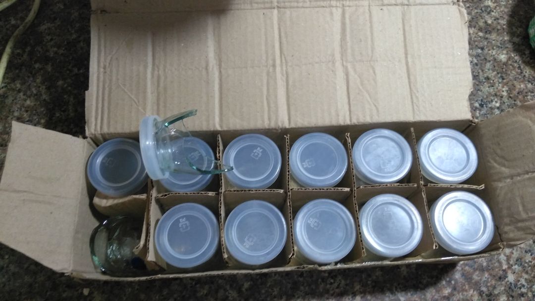 gói mỏng te, bể mất 1 cái, thủy tinh đúc k đều, nắp thủy tinh dơ và cũ gói mỏng te, bể mất 1 cái, thủy tinh đúc k đều, nắp thủy tinh dơ và cũ
