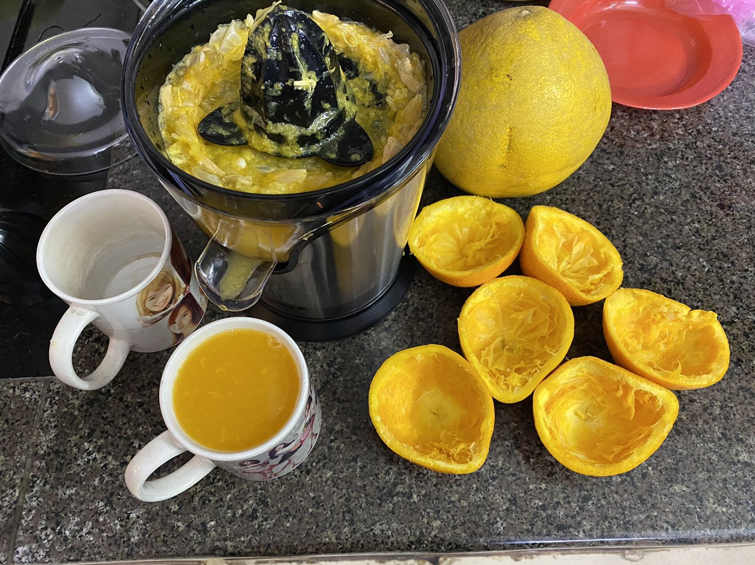 Máy vắt cam 🍊 Hafele công suất mạnh, chạy rất êm, vắt kiệt nước cam 🍊 & bưởi. Nút lấy nước cam có thể bật lên xuống, không cần nghiêng bình để rót nước cam , tiện lợi.