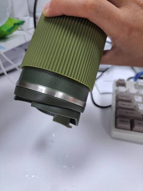 Cốc đẹp, tuy nhiên nắp không chặt, một nước bị rò khi dốc ngược cốc mặc dù đã đóng nắp.