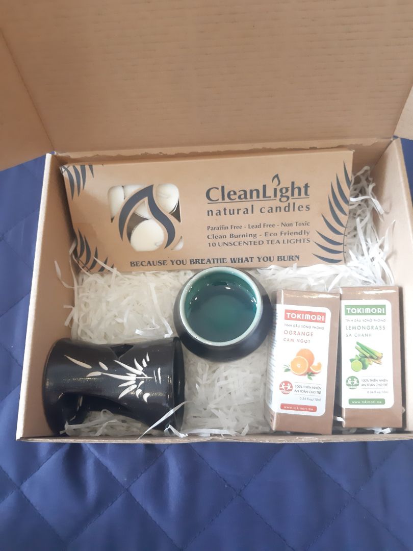 Ta nói bộ "đồ nghề" đẹp xinh lung linh luôn đó trời, khi mở gói hàng ra thấy xinh quá nên phải chụp lại, cơ mà dùng xem thế nào mới feedback.
Tinh dầu rất thơm nha quy' zị, rất thích hợp để chụp ảnh sống ảo và chill chill hehe. Nhất định sẽ mua thêm để tặng bạn bè, riêng tinh dầu thì đã "lọt hố" nên từ giờ chỉ mua loại này. Quá đã!!!