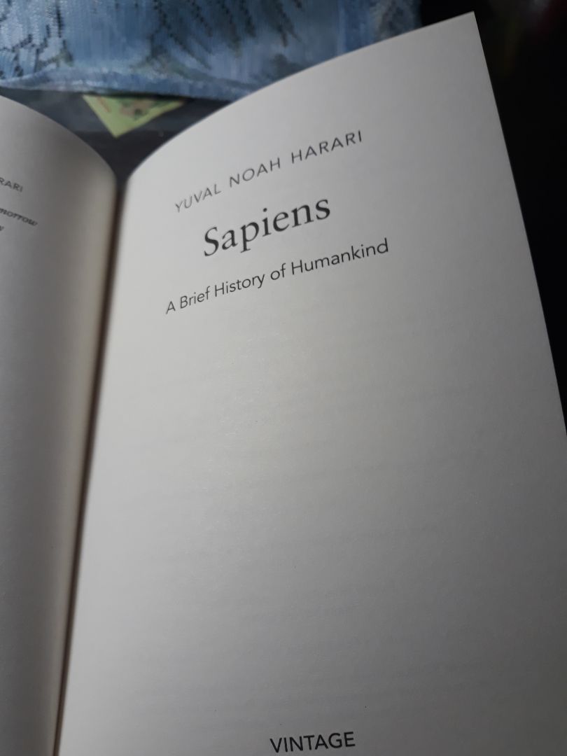 Mình mua 2 quyển phần góc sách đều bị cong nhẹ, và hơi bẩn nhưng vẫn chùi được. Kích thước sách: 20 × 13 × 4cm (cd × cr × cao). Được bọc kỹ càng, cẩn thận. Mình nghĩ giấy sẽ giống quyển Homo deus của nhà Fahasa, nhưng vẫn chỉ là giấy thông thường. In ấn rõ nét, nên nhìn chung vẫn ok