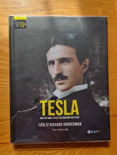 sách đẹp, nội dung hay. điểm trừ là chữ hơi nhỏ và mờ. Đọc ban ngày oki, nhưng đọc buổi tối thì nhìn chữ có vẻ mờ vì mình cận. bác nào ko cận chắc ổn