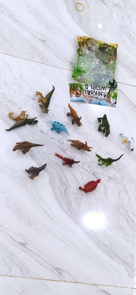 Kiểu dáng đẹp và..."siêu thực", đến nỗi có ít nhất 2 mẫu, mất trọng tâm trên chân đế, không tự đứng được!