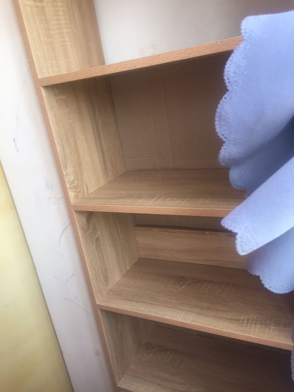 Tủ chắc chắn, đẹp gần giống mẫu. 
Tôi mua sau nên có sổ tay hương dẫn lắp ráp giúp tôi lắp dễ dàng và nhanh chóng. Cứ theo hướng dẫn mà ko phải mò. 
Đánh giá cho 5 sao