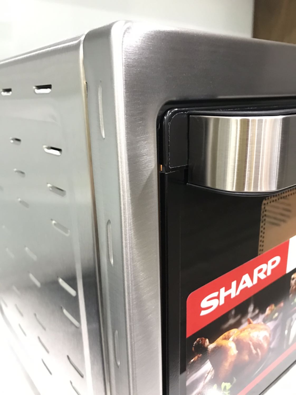 Tiki cho m hỏi cái khe lọt sáng xíu như kia thì có phải lỗi của nhà sx ko vậy? Cảm giác như cái cửa nó không được khít lắm. Với cả cửa kính 2 lớp chịu nhiệt mà khi nướng thì cửa kính siêu nóng luôn, rất không an toàn nếu nhà có trẻ nhỏ. Mong Tiki giải đáp sớm hộ mình!