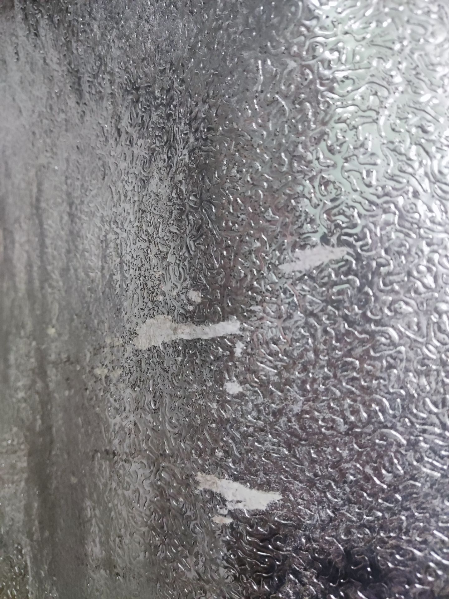 Tấm giấy dán quá cũ, đã nổi mốc, còn bốc mùi mốc nữa, còn bị trầy nữa. Giấy mốc mà dán nhà bếp thì sẽ ảnh hưởng đồ ăn nên Tiki vui lòng hoàn tiền trả tiền lại giúp.