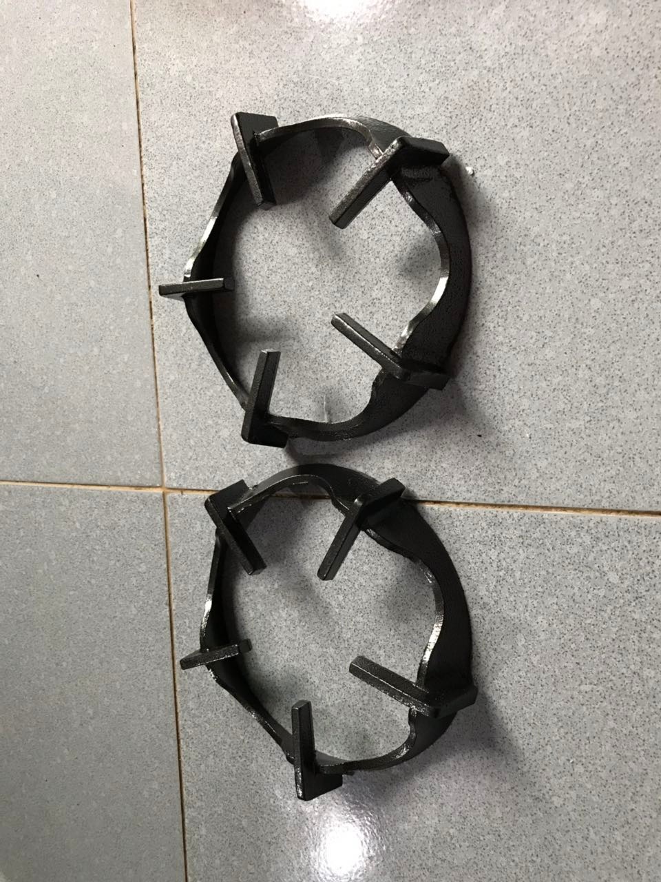 Bếp gas nhìn rất đẹp,2 cái kiềng bếp nặng tay.Mặt bếp gas bằng kính nhìn đẹp lắm các bạn.Mình hài lòng với sản phẩm này.