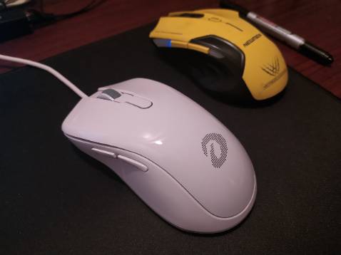 Khi cuộn (scroll) có tiếng cạch cạch gây khó chịu.
Tôi đã dùng nhiều loại chuột và lần đầu tiên gặp hiện tượng như này, không biết đây là lỗi chung của sản phẩm (EM908) hay là chỉ có ở sản phẩm tôi nhận được.
(Chuột không sáng LED vì tôi đã dùng app tắt đi chứ không phải không có).