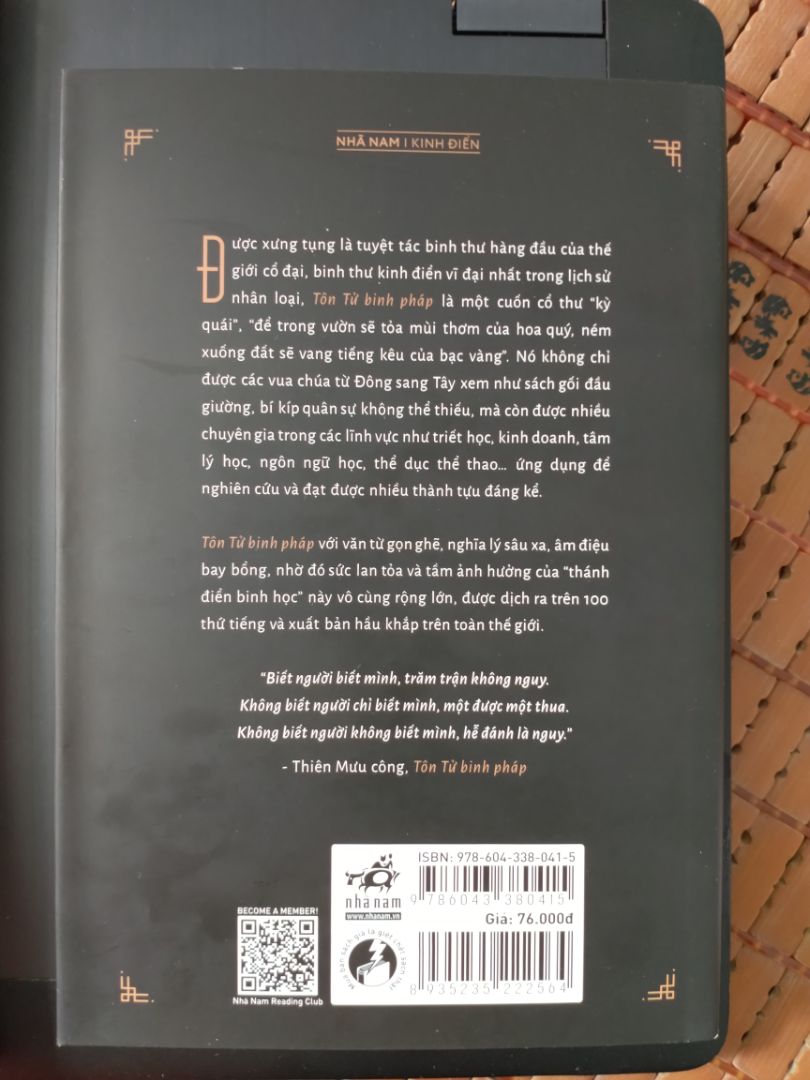 Sách bìa mềm, có kèm bìa rời, khổ giấy cầm vừa tay.

Cả Đông A lẫn Nhã Nam đều tái bản Tôn Tử binh pháp do cụ Trúc Khê Ngô Văn Triện dịch. Theo tôi, đây là bản dịch hay nhất. Về mặt ngữ âm, bản dịch đạt đến độ tương đương ngữ âm gần như tuyệt đối. Thay vì dịch dông dài, diễn ý lằng nhằng, cụ Trúc Khê dịch đỉnh đến mức số âm trong bản dịch bằng đúng số tiếng trong bản nguồn.
Ví dụ: Tôn Tử viết: Binh giả, quốc chi đại sự, tử sinh chi địa, tồn vong chi đạo, bất khả bất sát dã. Tôn Tử nói: Binh là việc lớn của nước, cái đất chết sống, cái đạo mất còn, không thể không xét tỏ.
Về măt ngữ nghĩa và ngữ dụng thì khỏi bàn, cái cô đọng của bản gốc được trình bày sang bản dịch một cách vô cùng tài tình. Ngoài ra, cụ Trúc Khê thay vì ví dụ bằng các trận đánh cụ thể như mấy bản Tôn tử khác, cụ lại dẫn những lời chú của 10 nhà binh pháp đời sau, trong đó có Ngụy Vũ đế Tào Mạnh Đức.
