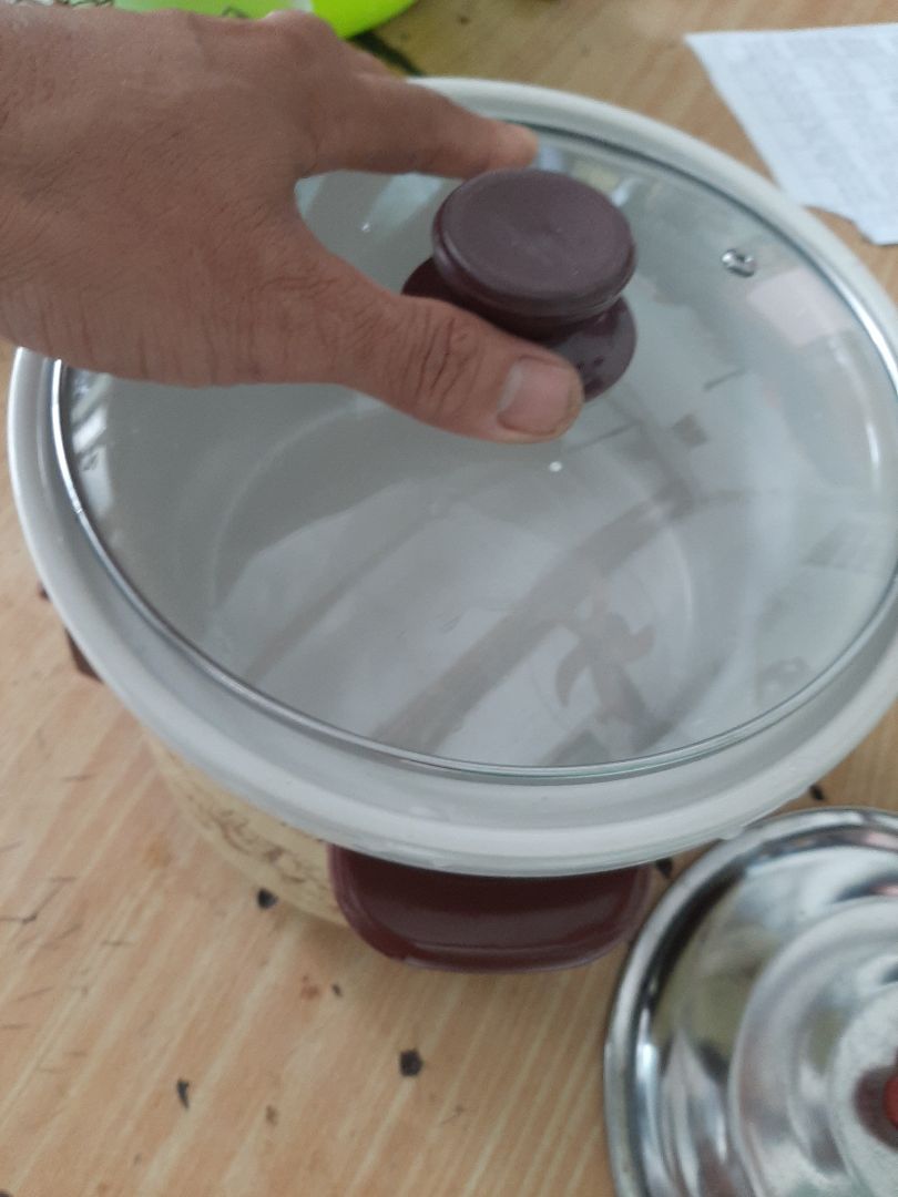 Thất vọng bán nồi sứ đúc bị méo. Thử cắm điện thấy hoạt động tốt. Xong nồi sứ đúc không tròn, nên vung đậy không được kín... đun bao nhiêu hơi nóng thoát hết.