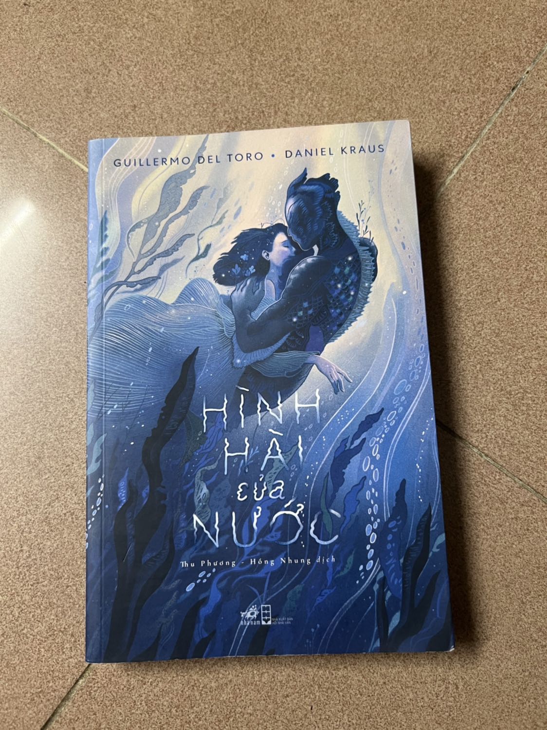 Truyện bìa đẹp, nội dung truyện kể về nội tâm những con người có liên quan đến Thần Mang Cá nên hơi bị dàn trải và rời rạc quá, dù tất cả đều có chút liên quan đến nhau. Dịch giả giữ nguyên những từ địa phương và có chú thích cuối trang mình nghĩ là để giữ nguyên văn phong nhưng việc đang đọc rồi lại tìm chú thích khiến cảm xúc đọc truyện đôi khi bị ngắt quãng.