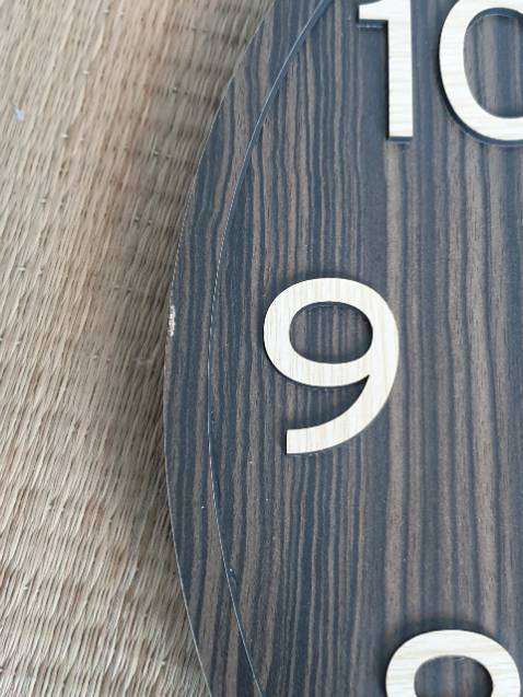 Sản phẩm không đúng chất lượng, màu sắc, lại bị xước. Kim đồng hồ bằng nhôm mỏng giống như vỏ *** bia.