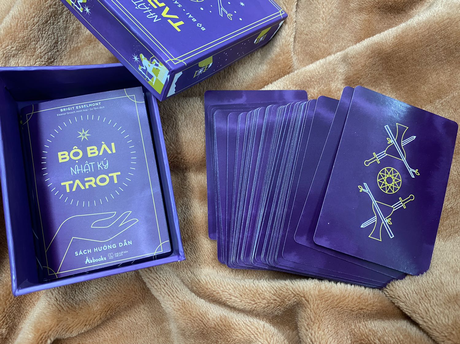 Đây là lần thứ 2 mình mua bộ bài này bản Việt vì nghe nói đây là phiên bản mới, đã sửa lại hết các lỗi của phiên bản trước. Và quả nhiên không thất vọng. Bài nhẹ hơn, độ dày vừa phải, bóng mờ in rất đều màu. Cắt viền không bị lệch như bản cũ nữa. Các lỗi sai STT và chính tả đã không còn. Tiki giao hàng thần tốc luôn. Một bộ bài real giá rẻ và quá chất lượng rồi. 👍👍👍 ưng cái bụng.