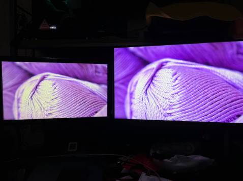 Hai anh em mua tặng ba. Ba cảm động và hài lòng.