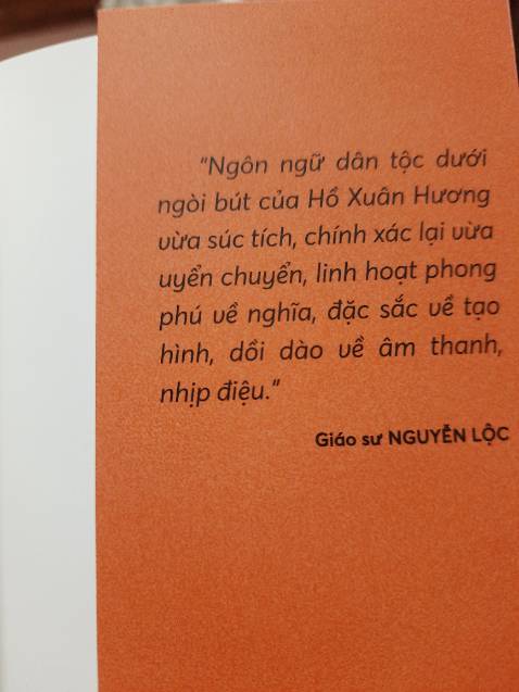 Sách có 63 bài thơ và phần phụ lục. Font chữ làm mình có cảm giác thoải mái và dễ đọc. Lâu rồi đọc lại mình lại có những cảm nhận khác về thơ Hồ Xuân Hương.