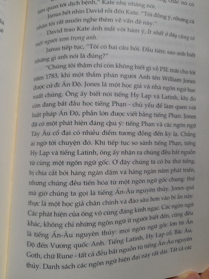 Giống như Gene Atlantis, Dịch bệnh Atlantis cũng phải đến phần 3 của sách thì mới gay cấn hồi hộp, 2 phần đầu hơi lan man và rời rạc. Vẫn là đan xen giữa sự thật khoa học và hư cấu, nhưng so với Gene thiên nhiều về sinh học và khảo cổ thì cuốn này thiên về lịch sử và vật lý hơn. Phần lịch sử thì khá thú vị, vd như về hệ ngôn ngữ Ấn Âu hay vì sao Plato của Hy Lạp là ng duy nhất viết về Atlantis, nhưng phần vật lý thì hơi khó hiểu và kiểu siêu nhiên phi lý. Phương pháp giải quyết cuối cùng cho dịch bệnh cũng chưa được thỏa đáng cho lắm. Nhưng nói chung vẫn là cuốn sách đáng đọc, nhất là những điểm tương đồng với dịch Covid hiện tại.