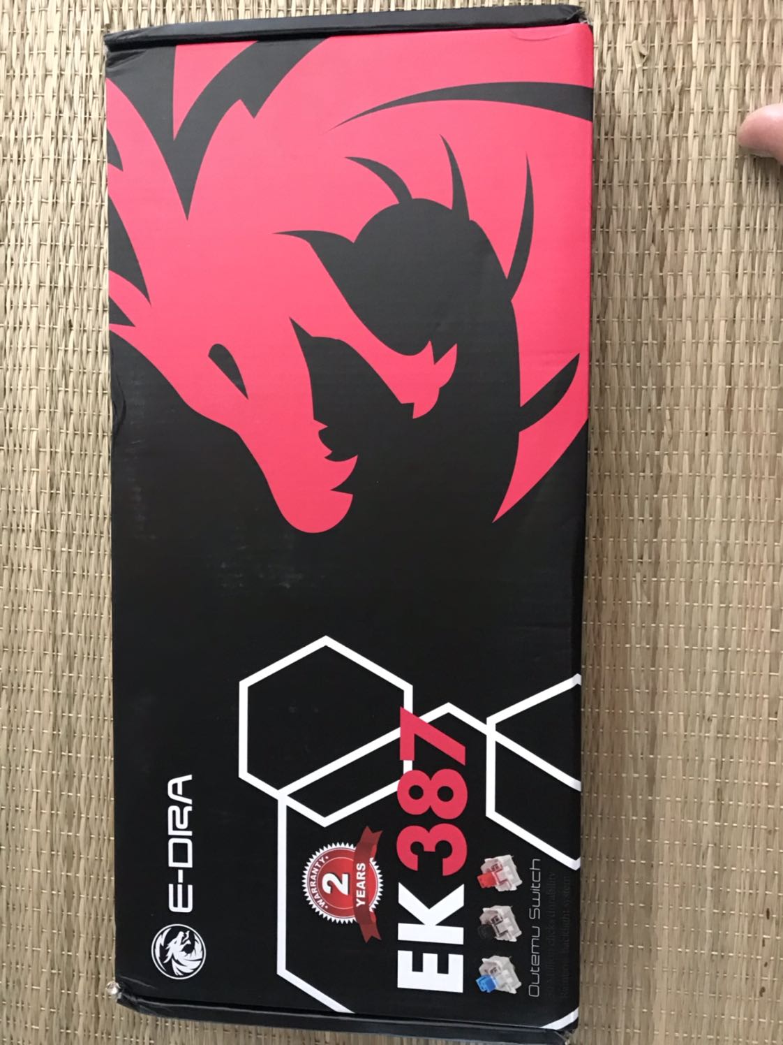 Giao hàng nhanh, shipper thân thiện, Tiki chỉ gói nilon ở ngoài chứ ko đóng hộp. Hàng có bị rơi móp một bên hộp nhưng ko sao. Trong hộp có kèm theo keypuller dạng O ring. Mình đặt brown switch và shop giao đúng. Cảm nhận đầu tiên là bàn phím nặng, chắc chắn, cầm rất đầm tay. Trong quá trình sử dụng sẽ phản hồi thêm. Cho 5 sao ủng hộ tiki vì giao hàng nhanh!