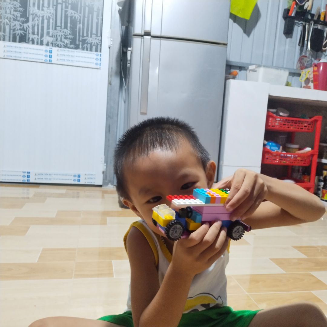 chi tiết nhỏ. bé lớn chơi mới được nhe.nhỏ quá ko định hình được.