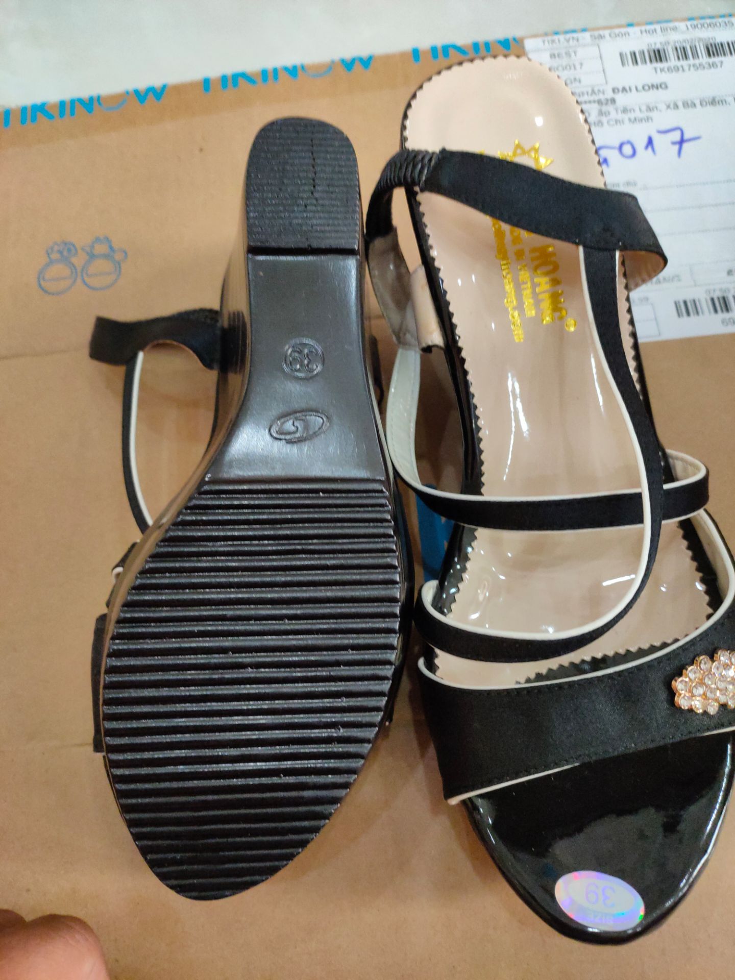 Giày đẹp, nhẹ, giao hàng nhanh....Rất đáng tiền....