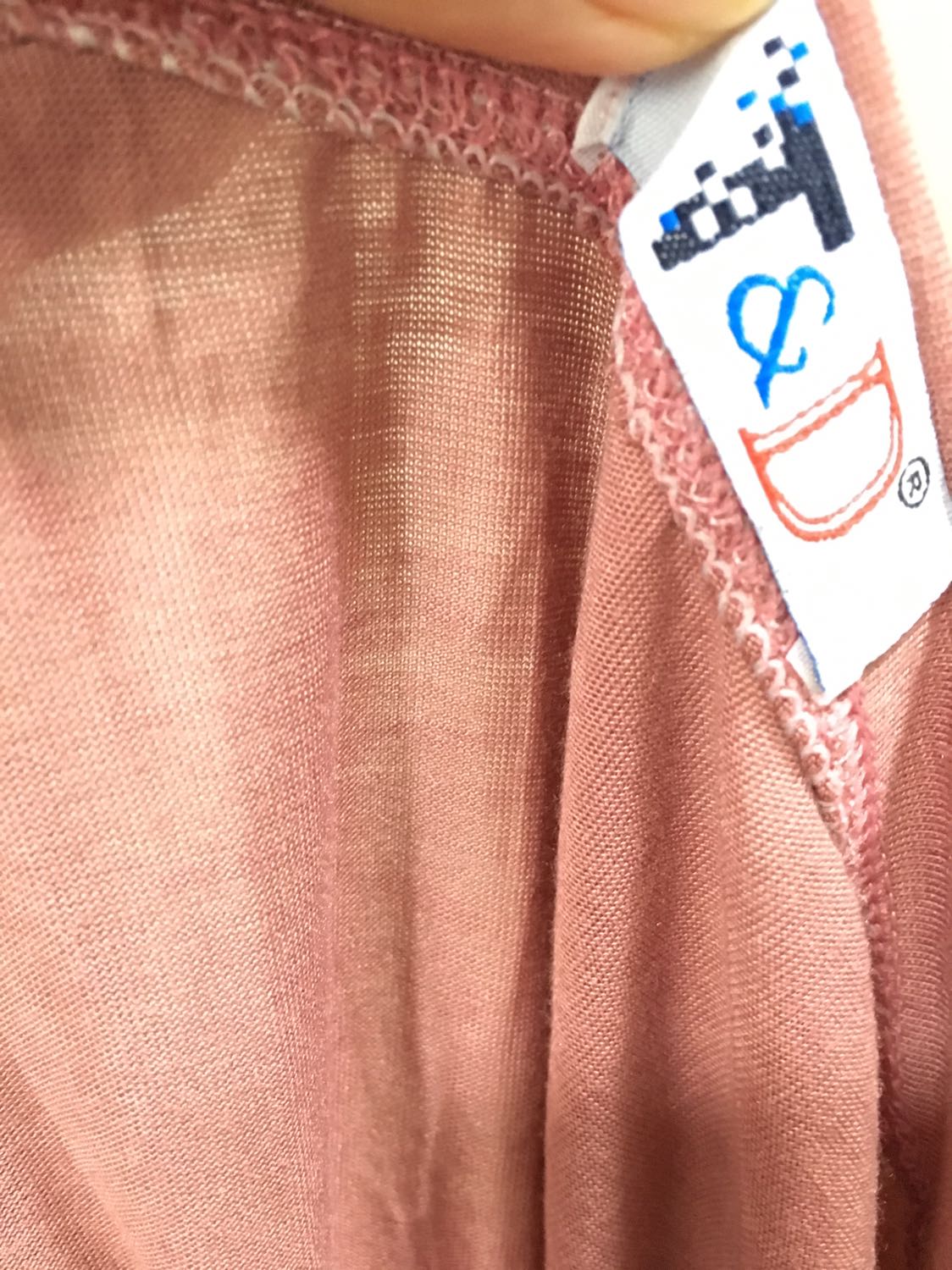 Áo mai đường chỉ nhăn nhúm không thể mặc được ạ
Màu sắc khác với hình 
Mình có kèm ảnh áo thật nhận được 19/9/2019