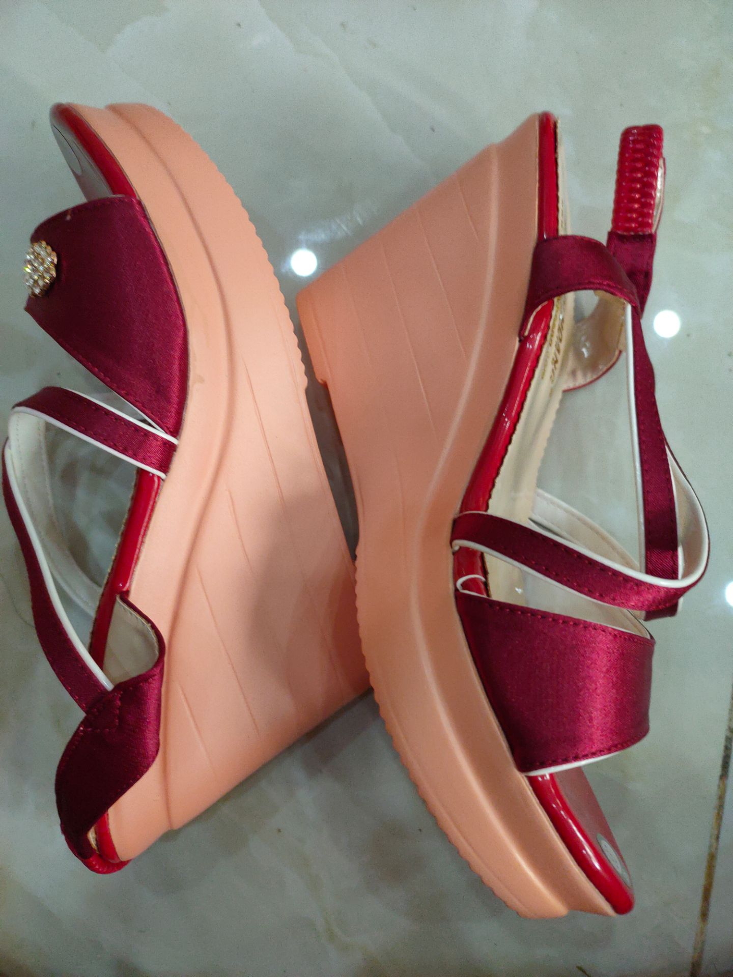 Đẹp dễ đi nên tiếp tục ủng hộ... Nhà giờ toàn đồ Huy Hoàng... nhân lúc nghỉ tránh dịch mua đi tặng mọi người trong gia đình lớn..