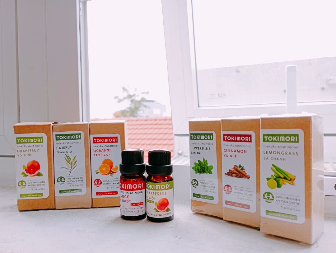 Tinh dầu sả chanh mùi hơi khá so với các loại trước mình mua. Mới ngửi sẽ thấy hơi nồng, nhưng xông lên mùi xịn lắm, cả cái phòng như cái spa :)) Mùi này là đặc trưng và phổ biến nhất rồi, mùa lạnh dùng rất hợp. Mình hay mix chung với vỏ quế để dung hòa 2 mùi, khá là ưng