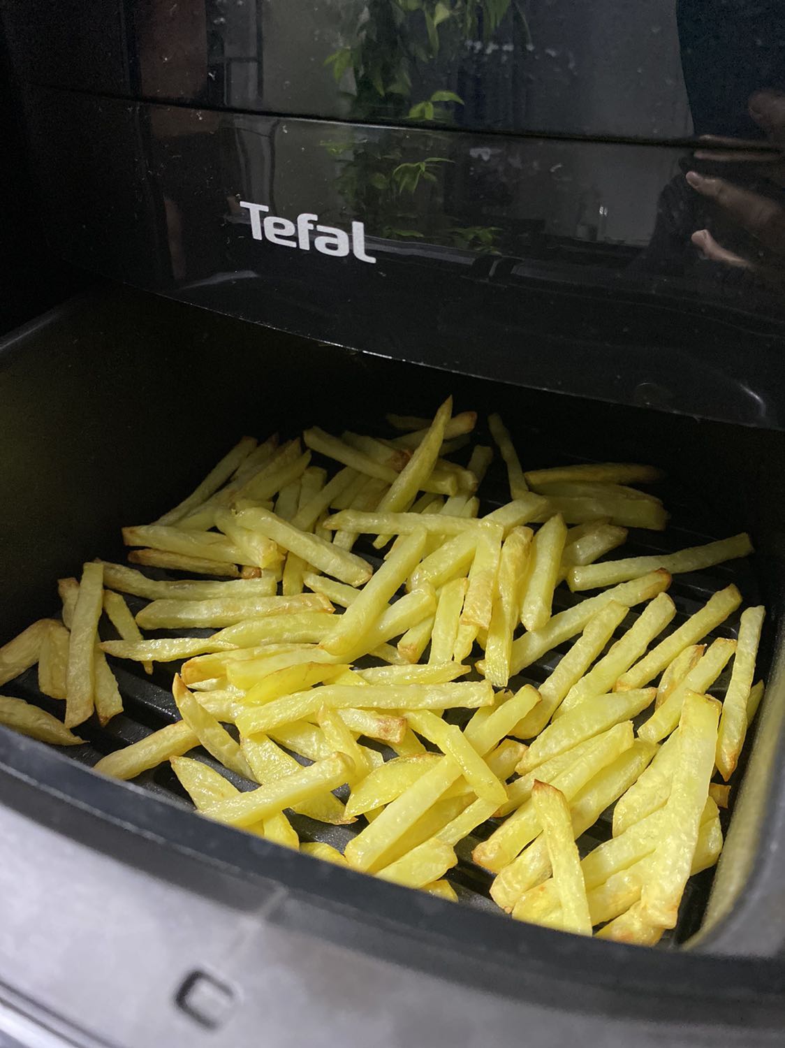 Mới mua về thì nồi rất có mùi nhựa, viền nhựa cắt lơm nhơm, phải sử dụng 7-8 lần mới hết mùi. Tuy nhiên khi hấp thì vẫn rất nồng mùi nhựa, lẫn cả vào đồ ăn. Khá ghê. Chức năng nướng mình thấy ko ưng ý: khi hết thời gian hẹn giờ, nồi tự động chạy nướng thêm 10p. Nếu mở nồi ra giữa chừng thì lại quay về từ đầu, ko tiếp tục nướng được. Ko lật mặt thì đồ ăn vẫn chín, nhưng ko vàng, ko ngon. Nồi chạy khá okie