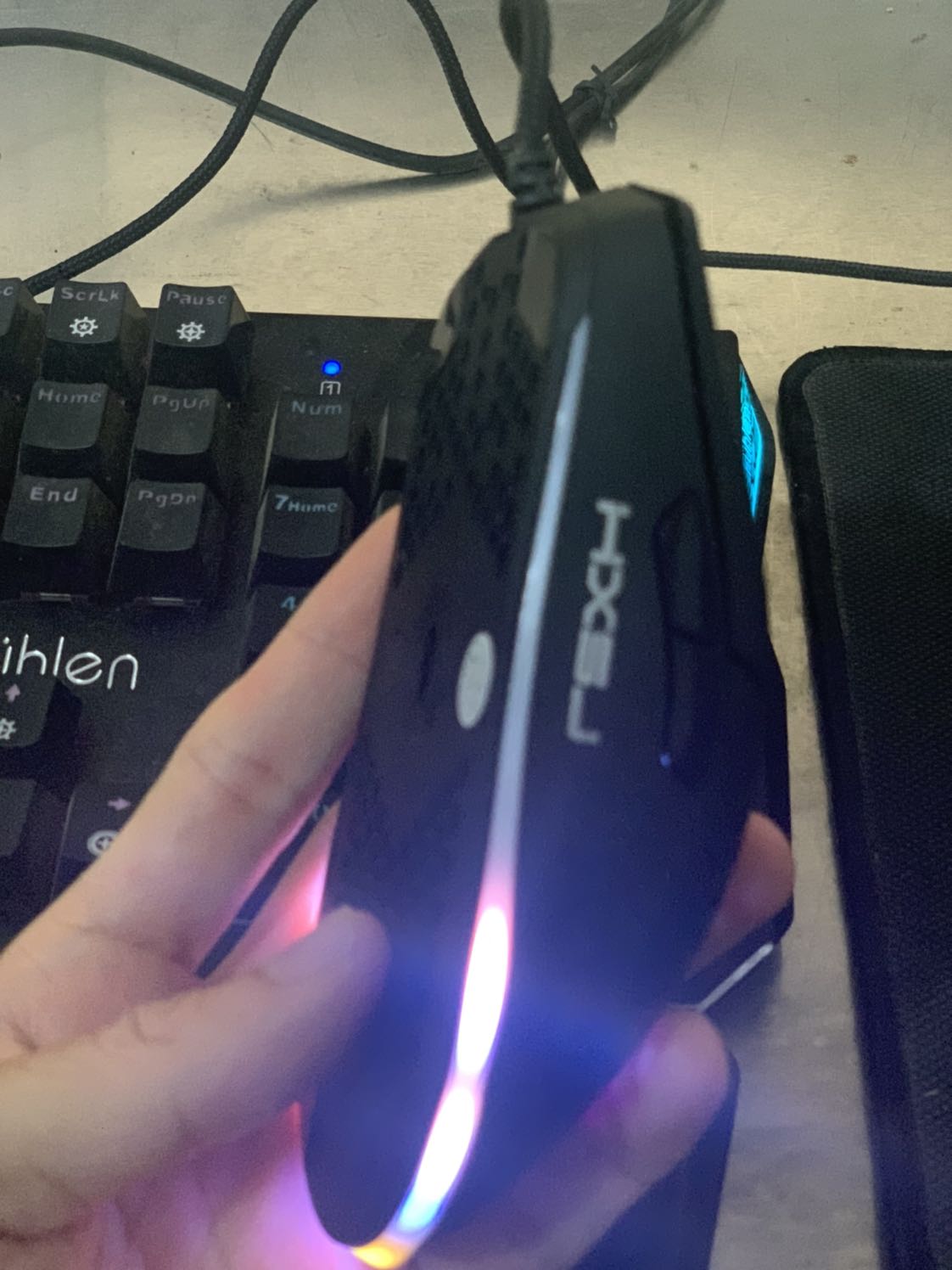 Nói chung phải cầm lên tay trải nghiệm mới đánh giá hêys được sản phẩm. Thiết kế rất lạ xuyên thấu bằng lỗ tổ ong, cầm tạo cảm giác lạ thoáng tay. Logo đèn led rất tuyệt vời, đèn led kiểu rất công nghệ. Chuột nhanh nhạy, bấm nảy. K có gì để chê