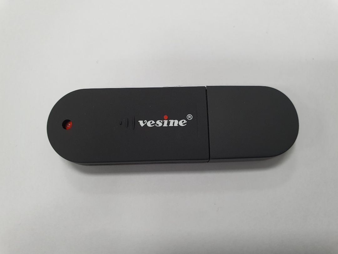 Sản phẩm có 3 chức năng là tới, lùi trang và đèn lazer, chất liệu và thiết kế cầm khá thoải mái, tuy nhiên:
- Hoàn thiện khá thô, không cho cảm giác chắc chắn.
- Nút bấm cứng và kêu cạch cạch rất lớn
- Nút bấm đèn lazer cái của mình ko ổn định, thỉnh thoảng bấm ko ăn
- USB nhận hoàn thiện khá tốt nhưng khá to, cắm vào là nhận được liền (win10)
tổng kết: phù hợp giá tiền nhưng với những ai dùng thường xuyên nên mua con khác