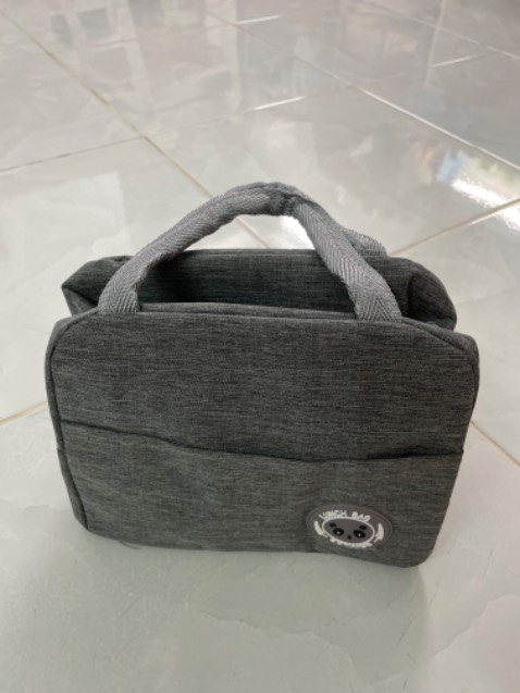 Nhỏ gọn, xinh xắn, có lớp giấy bạc giữ nhiệt bên trong, đựng vừa 2-3 hộp lock & lock nhỏ luôn